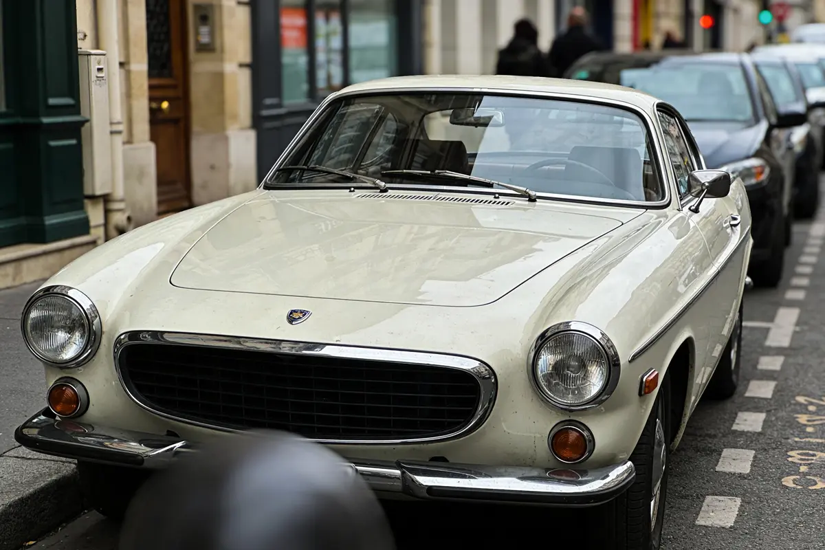 P1800 Volvo Coupé : Découvrez Ses Évolutions Et Secrets !