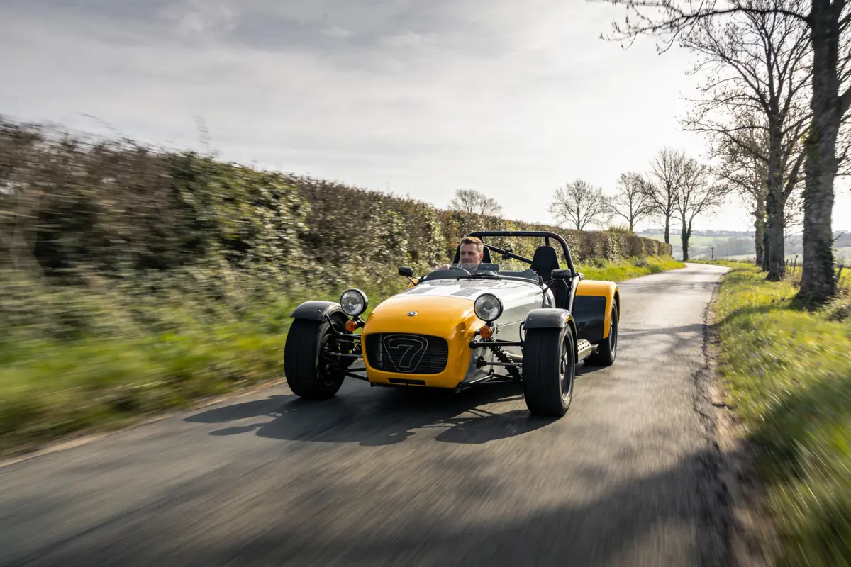 Caterham Seven 620R : Découvrez La Fiche Technique Complète !